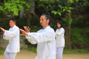 陈师宇带领学员练功