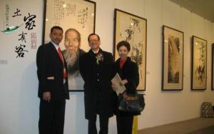 陈双镇参加画展（左）