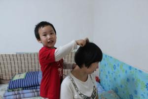 全民掀起给妈妈梳头热潮