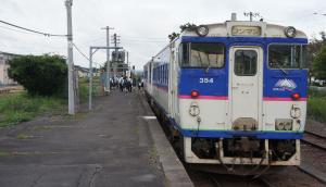 在鹉川站停车的 キハ40型列车