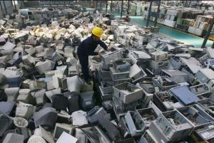 废弃的CRT显示器与机箱