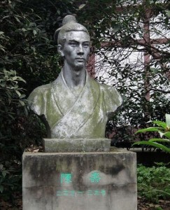 少年陈寿雕像