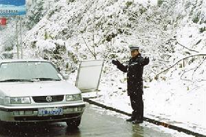 谭东在天寒地冻的西岭雪山交通要道上值勤