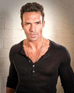 戴伦·萨赫拉维；Darren Shahlavi