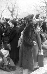 1944年准备送到集中营的犹太妇女正在哭泣