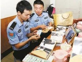 在蜜图公司，民警搜缴了不少廉价艺术照。