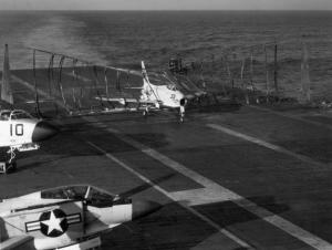 FJ-4B攻击机在奥里斯卡尼号以拦截网降落