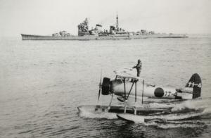1936年4月在黄海行动中的羽黑，前景是那智号的九五式水上侦察机
