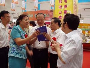 领导莅临重庆大学出版社展位