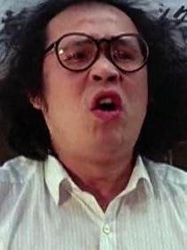 卷毛积(岑建勋 饰)因为聚众闹事入狱,和茶壶他们结为朋友,很关爱小妹