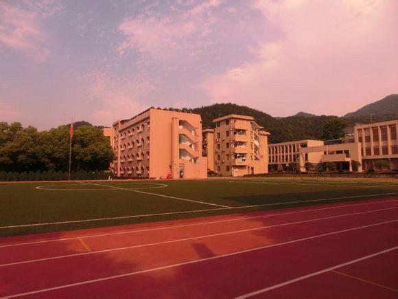 杭州英才高级中学的前身是杭州宋城华美学校,因为华美学校发展失败