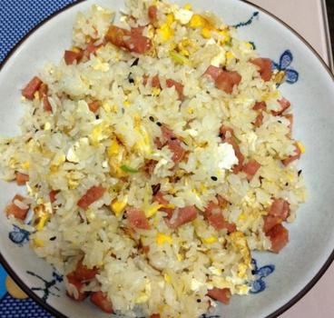 鸡蛋炒大米饭简单做法 0