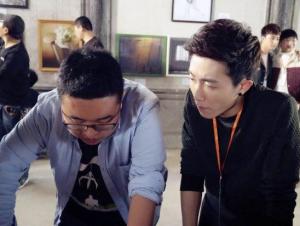 毕鑫业（左）