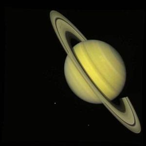 旅行者2号拍摄的土星及其卫星照片