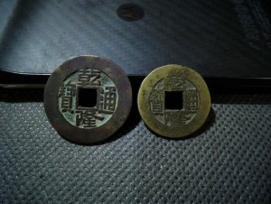 左面为样钱 右面为普通钱
