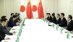 习近平与安倍晋三在汉堡会谈，背景中首次出现中日两国国旗