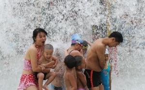 水中降暑嬉戏的人群