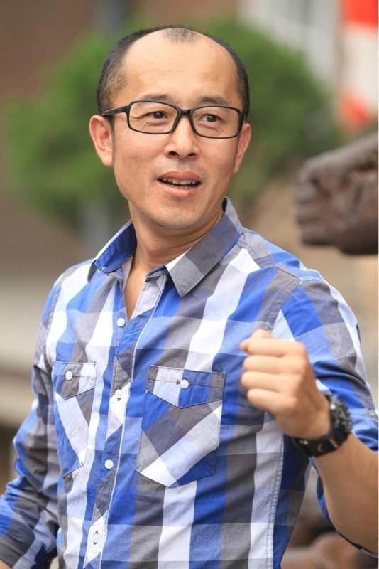 2008年在电视剧《我的团长我的团》中饰演李乌拉(李连胜)而受到关注.