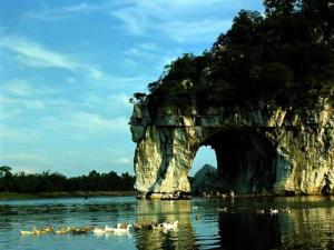 象鼻山景观图