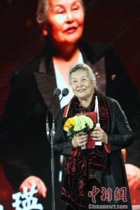 指挥家郑小瑛获奖