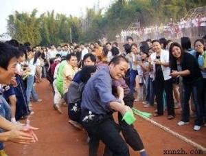 校运会上教师的拔河比赛
