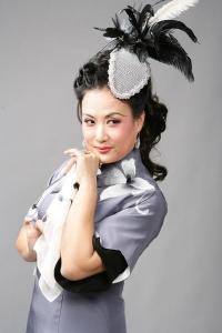 《家》中扮演瑞珏,并和孙道临合作主演《梅萝香》;南北影星车轩,蒙纳