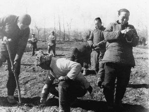 解放区群众在登记、丈量土地
