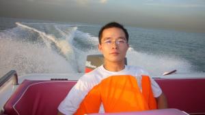 海滩上的游乐设施，快艇