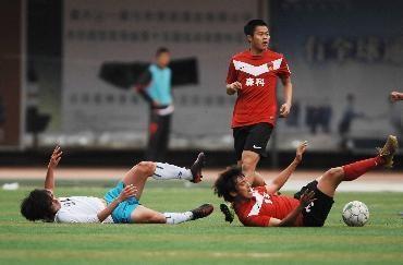 双方队员在拼抢中双双摔倒。