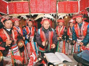 “渡戒师傅”领着“渡戒者”唱诵经文