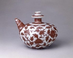 明洪武釉里红缠枝牡丹纹军持