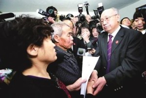 内蒙古高院副院长赵建平代表高院向呼格父母道歉