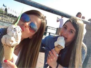 与队友布萨自拍照