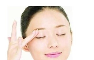 4招击退眼部脂肪粒