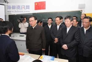 李长春同志到校视察
