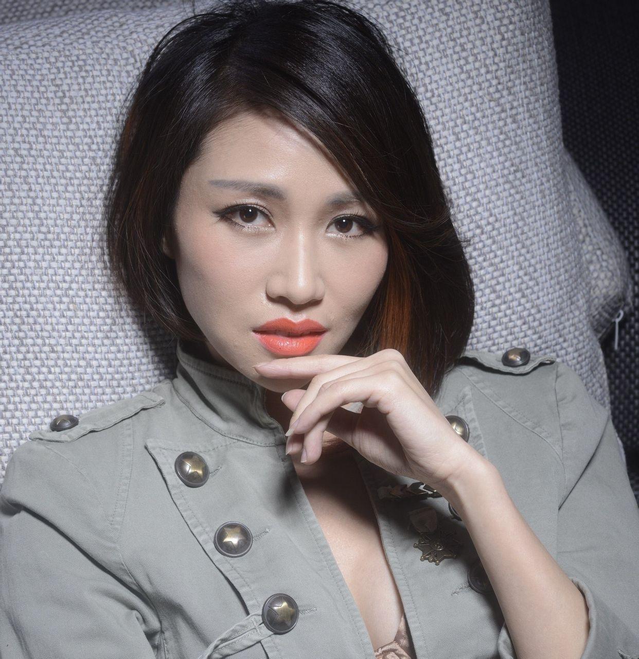 《恋爱中的宝贝》是歌手黄琦雯2006年发行的同名专辑《黄琦雯》中的一