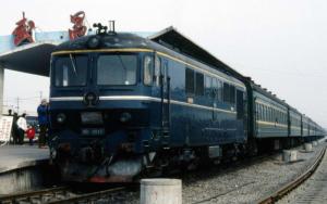 ND2型0045号机车牵引旅客列车在武昌站