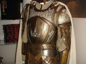 古代胸甲用密实的毡片外包皮革制成.