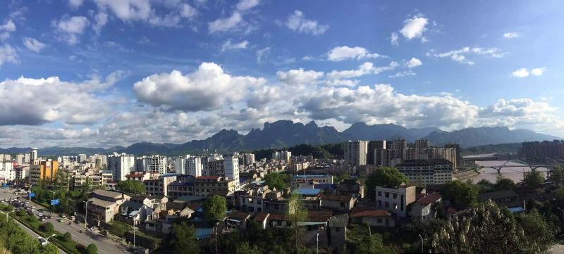 从吉首大学外国语学院俯视张家界天门山