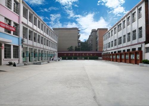 金盘路一小是江西省南昌市的一所全日制学校,师资力量雄厚,教师踏实
