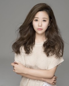2011年,实习期的高茵主演个人首部电视剧《初见水晶湖》,由此开启自己
