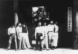让庆澜、于敏等合影于北大理学院大门口。