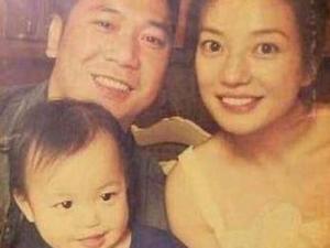黄有龙、赵薇夫妇与女儿