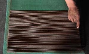 图5 尼木藏香制作工序：切割