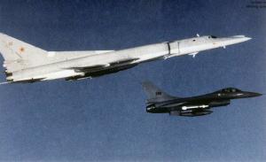 冷战快要结束之际，F-16在拦截苏联的“逆火”轰炸机
