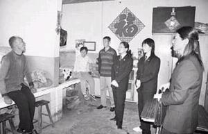 图为办案人员责令犯罪人具结悔过