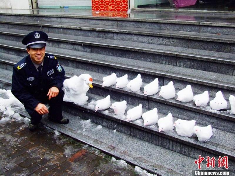 保安“神”雪雕