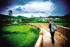 游客流连在生态优美的什寒山寨。李幸璜 摄