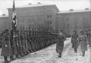 1935年正在接受希特勒检阅的旗卫队