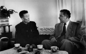 1954年邓拓与《真理报》副总编辑合影